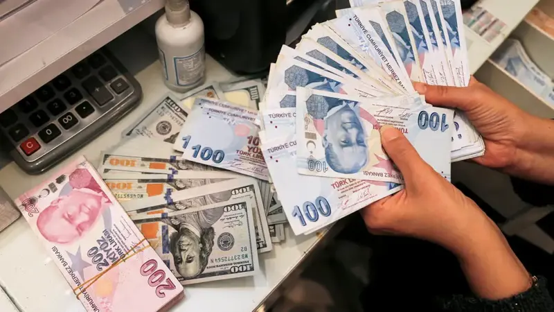 الليرة التركية تهبط لمستوى قياسي منخفض جديد مقابل الدولار
