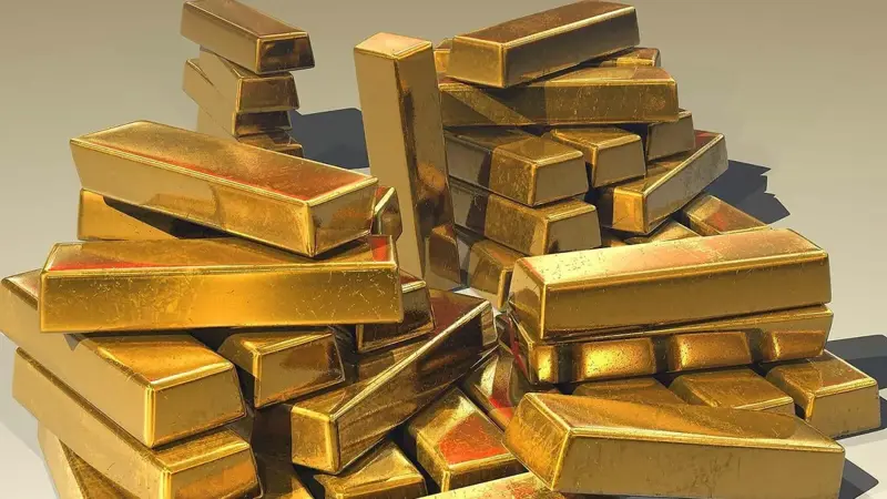 الذهب يلامس أدنى مستوياته في أسبوعين مع ارتفاع الدولار