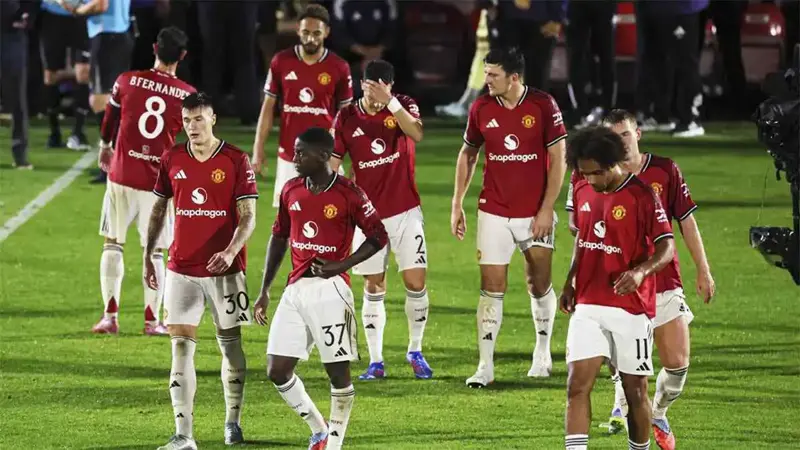 أسوأ من أونانا.. جماهير مانشستر يونايتد تطالب بطرد نجمي الفريق
