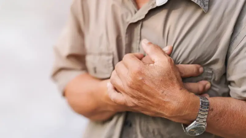 أعراض خفية للنوبات القلبية تتجاوز ألم الصدر