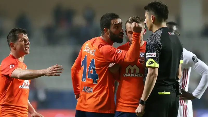 إيقاف أردا توران 16 مباراة بسبب شتم وضرب حكم (فيديو وصور)