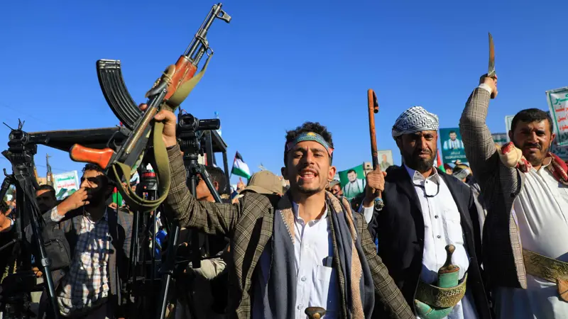 قياديان حوثيان يقتلان يمنياً أثناء محاولة السطو على أرضه