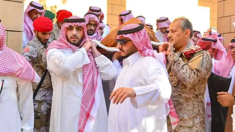 دفن الأمير تركي بن عبد العزيز والملك سلمان يتقدّم المصلين (صور)‎