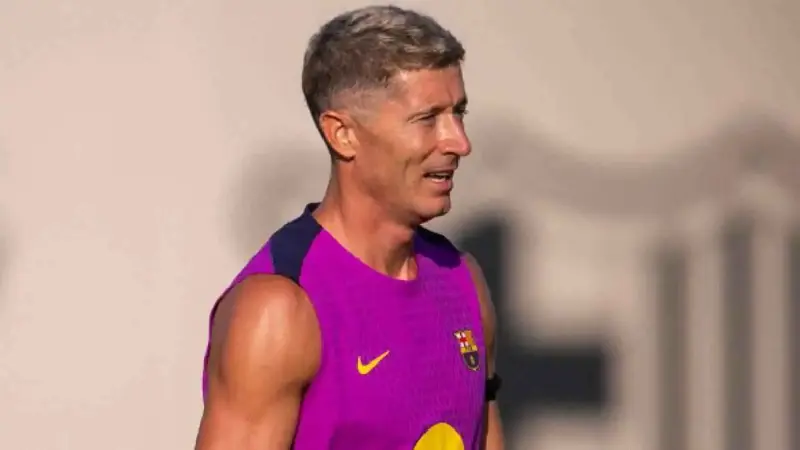 ليفاندوفسكي يفجر مخاوف برشلونة قبل انطلاق الموسم