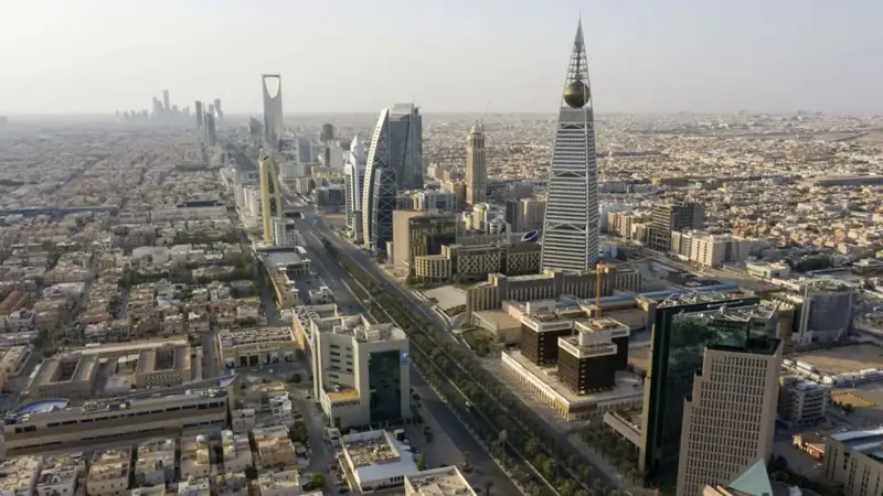 وكالة "فيتش" تعدّل النظرة المستقبلية للسعودية إلى "مستقرة" بفضل أسعار النفط