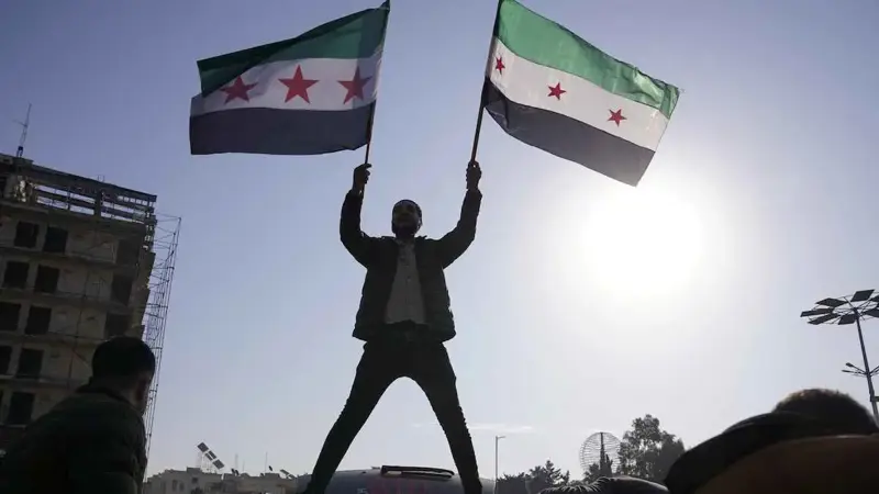 حادثة العلم السوري في العراق.. تصرفات فردية أم أجندات خفية؟ (فيديو إرم)