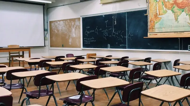 مصر.. مديرة مدرسة "قيد التحقيق" لاعتدائها على تلاميذها بالحذاء