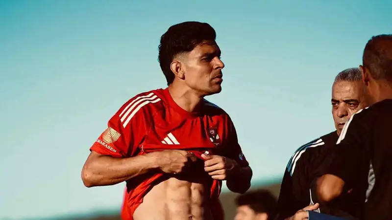 تحول مذهل.. عضلات أشرف بن شرقي تلفت الانتباه في تدريب الأهلي (صورة)