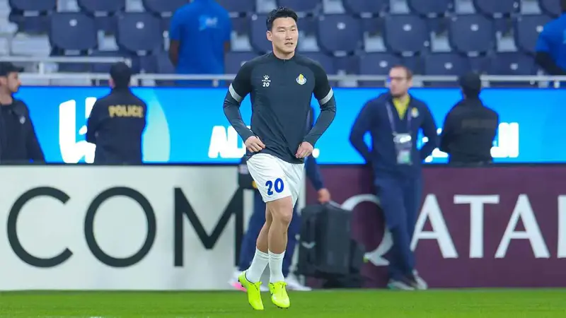 البليهي احتضنه.. من هو لاعب الغرافة الذي حظى باستقبال خاص قبل مباراة الهلال؟