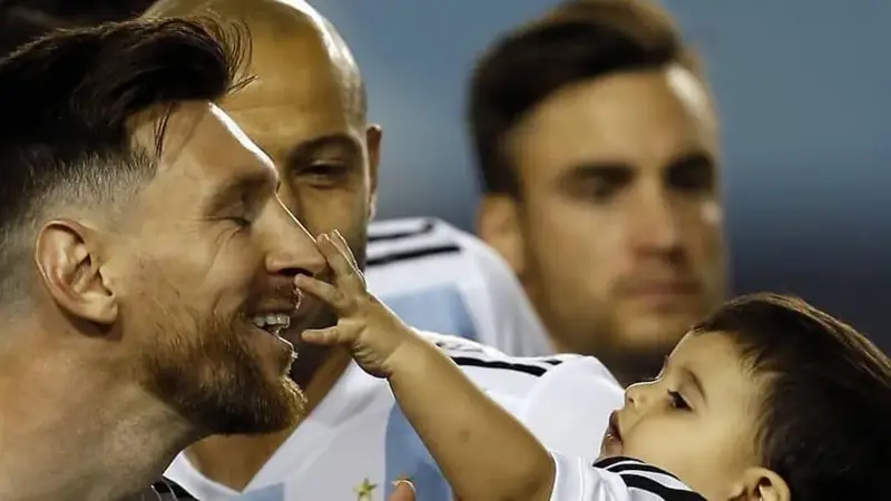 تياغو وماتيو ميسي يغنيان لمنتخب الأرجنتين قبل كأس العالم (فيديو)
