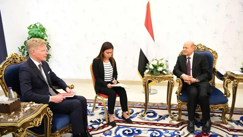 العليمي يبحث مع المبعوث الأممي فرص تمديد الهدنة في اليمن