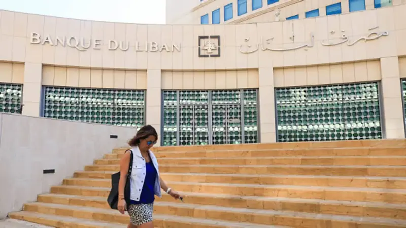 "المركزي اللبناني" يمدد السماح للبنوك بشراء الدولار حتى نهاية العام