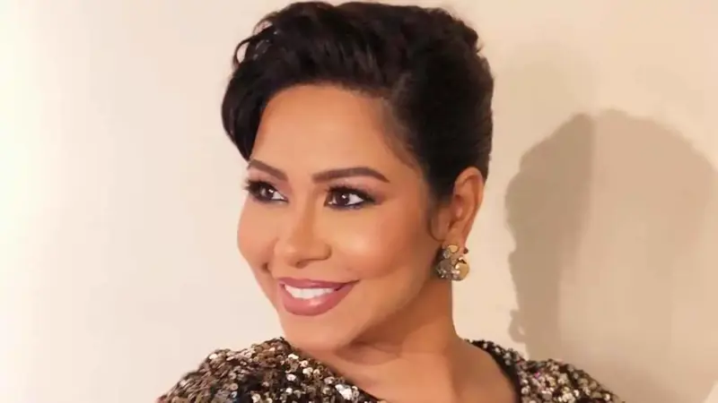 بعد حرب التصريحات.. شيرين تعلن عودتها لمستشارها القانوني
