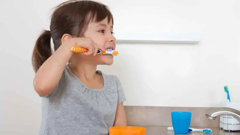 من تنظيف الأسنان إلى ترتيب الألعاب.. كيف تكسب تعاون طفلك؟