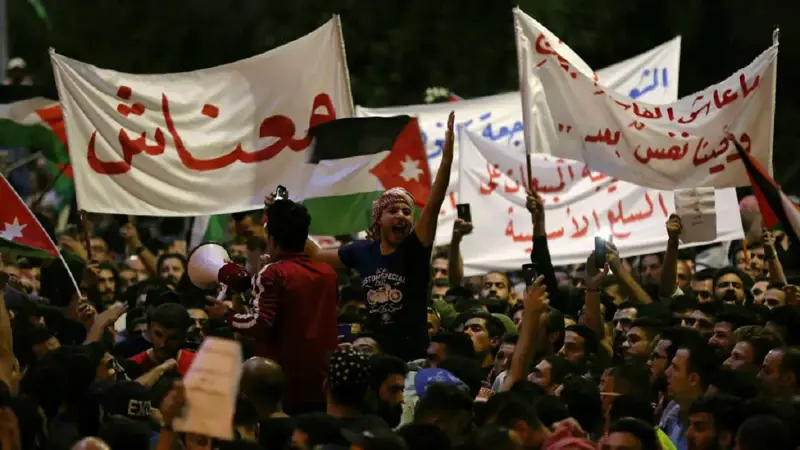 وقفة احتجاجية في الأردن رفضًا لـ"قانون الضريبة"