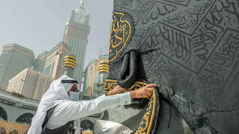 تسليم كسوة الكعبة المشرفة لسدنة بيت الله الحرام