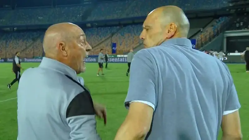 نقاش حاد بين فيريرا وجونياس في مباراة الزمالك وبيراميدز بالدوري المصري (صور)
