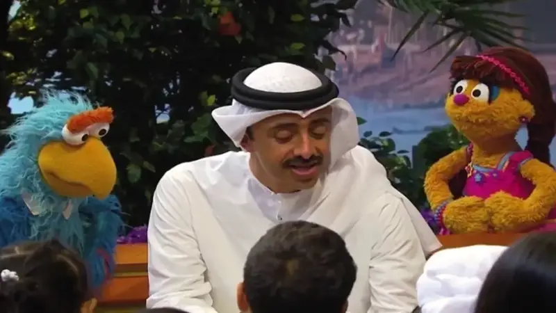 بالفيديو.. الشيخ عبدالله بن زايد يفاجئ الأطفال بالمشاركة في برنامج "افتح يا سمسم"