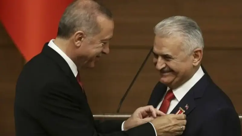 المعارضة التركية: أردوغان يقلد تابعه يلدريم وسام الشرف