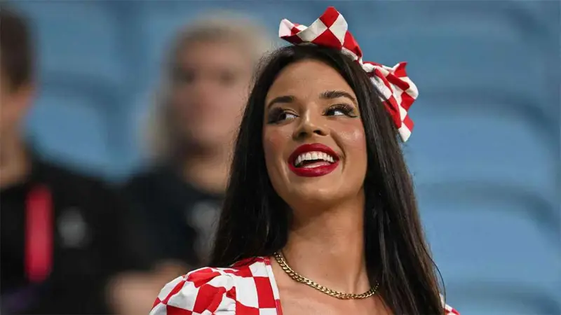 قبل المونديال.. رئيس الفيفا يوجه طلبا مثيرا لأجمل مشجعة في العالم (صور)