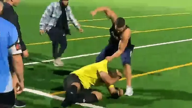 اتهام مشجع بالاعتداء بعد كسر فك مساعد حكم في أستراليا (فيديو)