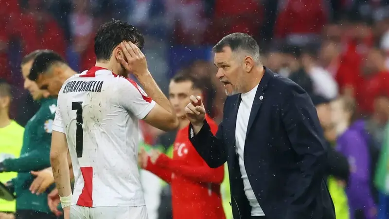 "سنجلس معاً لننظر ما فعلنا".. رسالة مدرب جورجيا للاعبيه بعد إنجاز يورو