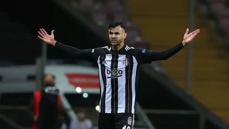 نادي النصر يتوصل إلى اتفاق مع الجزائري رشيد غزال ويراقب كوستاس مانولاس
