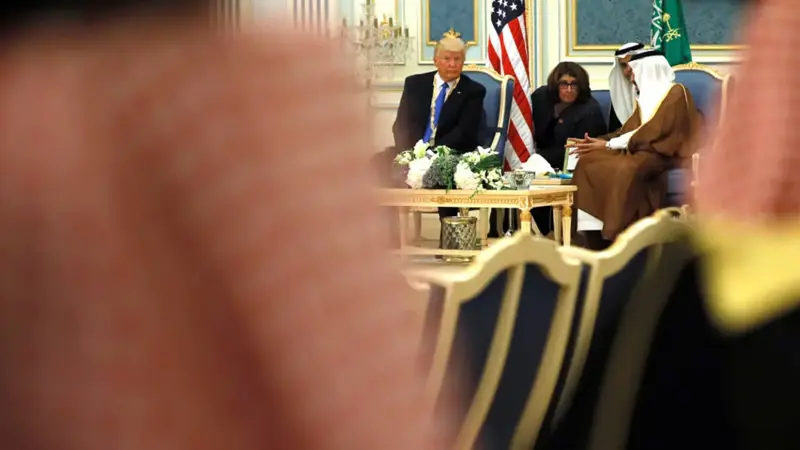 شاهد.. إيفانكا ترامب والأمير مقرن وأمير الرياض وهذا ما دار بينهما