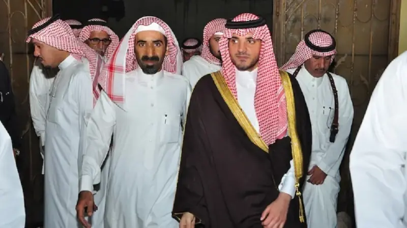 من هو الأمير عبدالعزيز بن سعود بن نايف أصغر وزير داخلية في تاريخ السعودية؟
