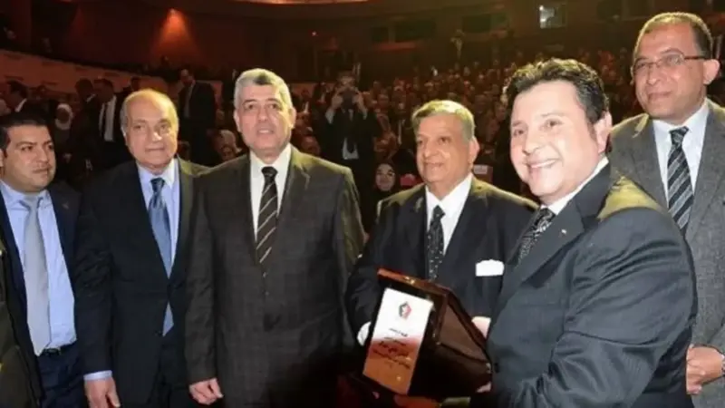 وزير الداخيلة المصري يكرم هاني شاكر في عيد الشرطة