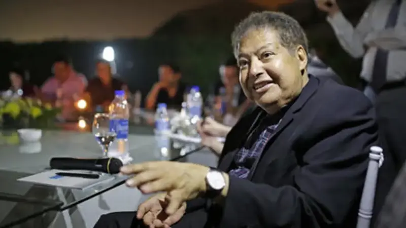 بالصور.. وصول جثمان العالم المصري أحمد زويل إلى القاهرة