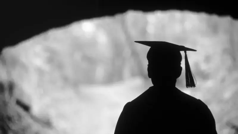 افتتحت فرعًا في السجن.. جامعة سعودية تحتفل بأول دفعة خريجين (فيديو)