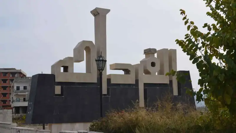 قصف وحرق منازل وعمليات نهب.. ماذا حدث في القرداحة ليلة الأربعاء؟