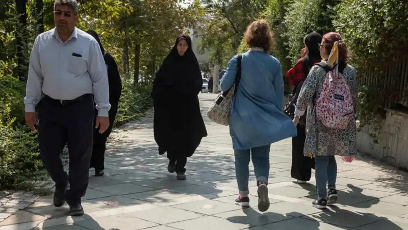  الشرطة الإيرانية تستأنف دورياتها "لمعاقبة" النساء غير المحجّبات