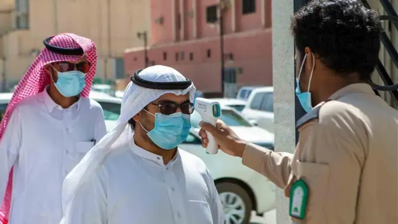 السعودية.. إعادة إلزامية الكمامة و"التباعد الاجتماعي"
