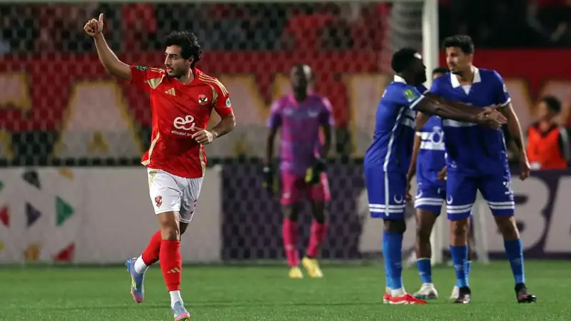 كيف سيتعامل لاعبو الأهلي مع معضلة النجيل الصناعي أمام الهلال السوداني؟