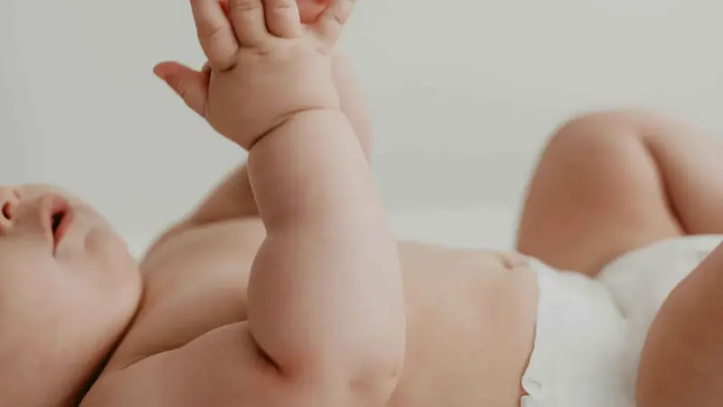 أخطاء يومية شائعة تؤذي بشرة طفلك دون أن تعلم