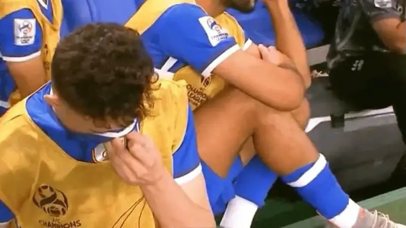 بكاء عبدالله الحمدان بعد خسارة الهلال أمام أوراوا (فيديو)