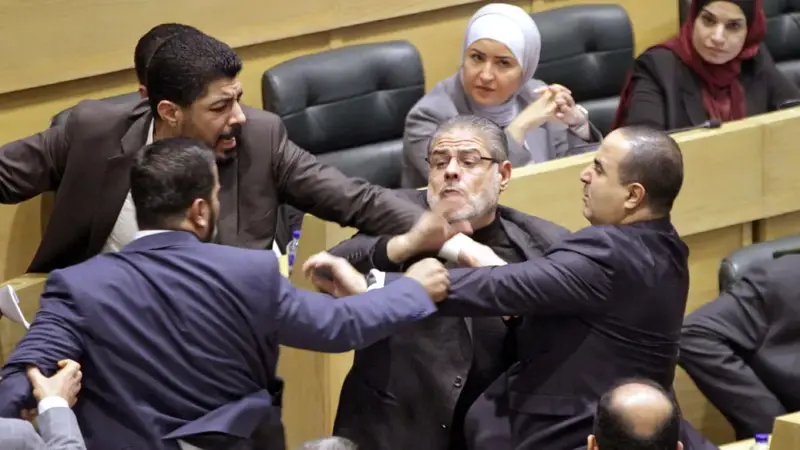 كلمة تسببت بـ"عراك نيابي".. لماذا يثير "لفظ الأردنيات" مخاوف بشأن التعديلات الدستورية؟