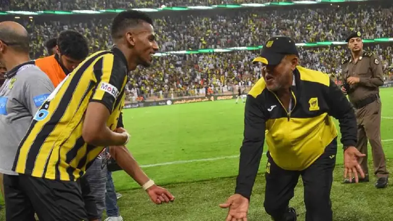 ردود فعل هائلة بعد تكريمه.. من هو العم كمال الدولي؟ (فيديو)
