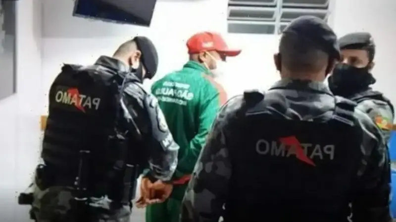 حبس لاعب برازيلي بعد اتهامه بالشروع في قتل حكم بالملعب (فيديو)
