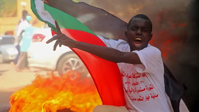 السودان 2021.. حل الحكومة وفض شراكة العسكر والمدنيين وتدهور العملة