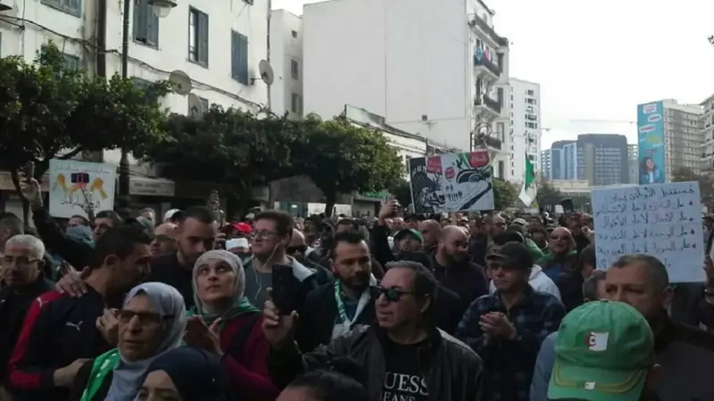 في أول جمعة بعد رحيل قايد صالح.. حراكيو الجزائر يطالبون بتعزيز الوحدة الوطنية (صور)