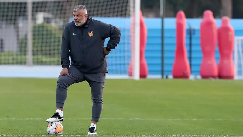 صعوبات تواجه مفاوضات الاتحاد الإماراتي مع الروماني كوزمين أولاريو لتدريب "الأبيض"