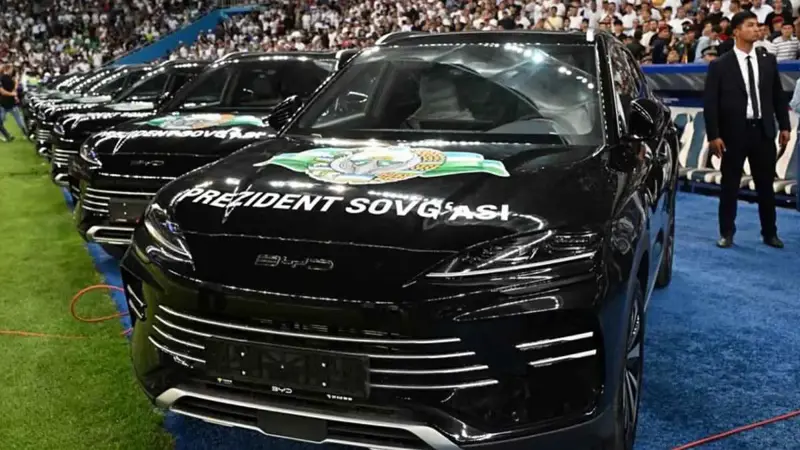 سرب سيارات فارهة.. هدايا لاعبي منتخب أوزبكستان تزين الملعب (صورة)