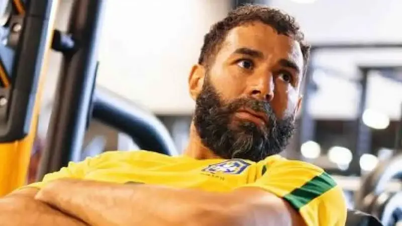 "بنزيما" يظهر بقميص منتخب البرازيل (صور)