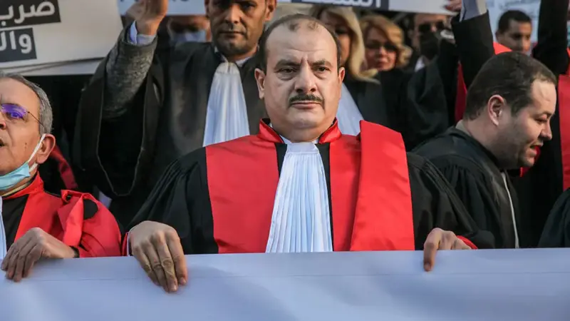 تصعيد جديد.. رفع الحصانة عن رئيس جمعية القضاة التونسيين