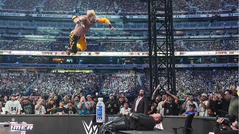 لوغان بول ينفذ حركة جنونية في عرض "WWE SummerSlam" (فيديو)