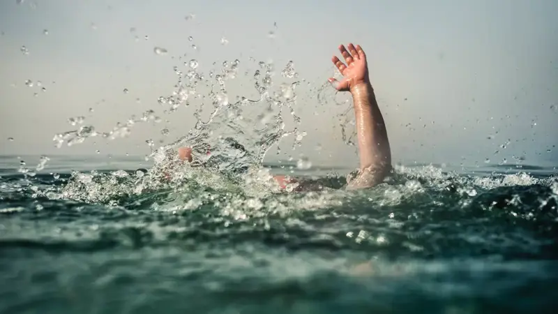 مأساة في تركيا.. موظف طوارئ يتلقى خبر غرق ابنه