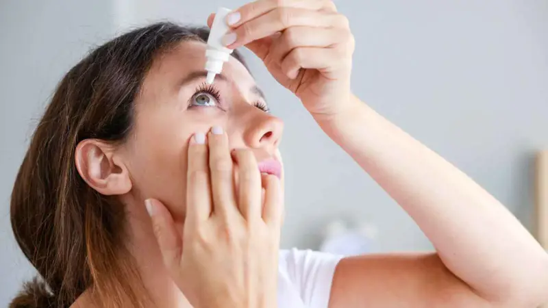 احذرها.. أخطاء شائعة عند وضع قطرات العين